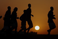 Corredores entrenando al atardecer.