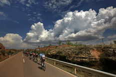 Ciclistas bajo vistosas nuves. La Vuelta 2014.