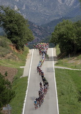 Vista de pelotón ciclista estirado. La Vuelta 2015.