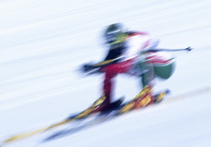 Descenso de esquiadora con efecto en cámara lenta.