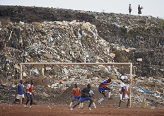 Partido de fútbol en Africa dentro de un gigantesco vertedero. 