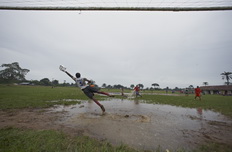 Fútbol sobre una gran laguna en Nigeria.