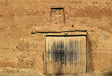 Portón viejo trasero en un pueblo de León.