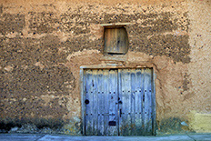 Portón viejo trasero en un pueblo de León.
